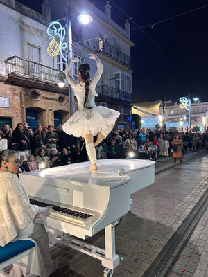 Pasacalles itinerante piano de cola con bailarina en Gijon