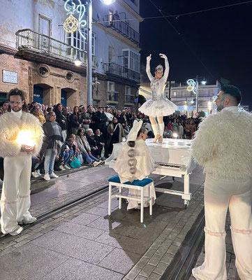 Pasacalles itinerante piano de cola con bailarina en cadiz