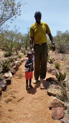 Daniel et son ami, un mini-guerrier Massaï