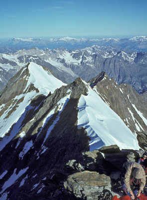 Blick vom Gipfel des Nadelhorn nach Norden auf Stecknadel-, Hohberg- und Dürrenhorn (1980)