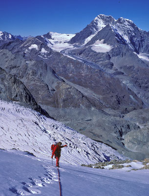 im Anstieg zur Bec Epicoune, im Hintergrund Grand Combin  (1989)