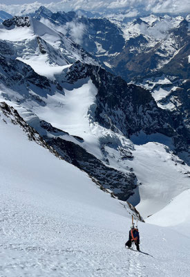 im Aufstieg zum Mönch via Nollen - Blick auf Guggiroute