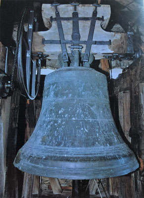 Glocke Nr. 1  im Glockenturm der Pfarrkirche Zeneggen (älteste und grösste Glocke)