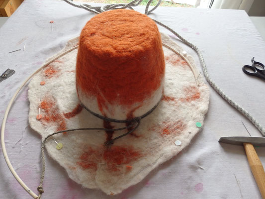 Chapeau en laine feutrée à la main tendu sur une forme