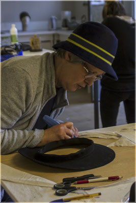 Mise en forme du bord sur chapeau en feutre
