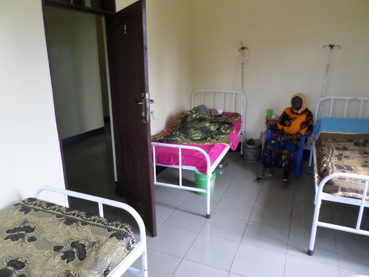 drei bis vier-Bett-Zimmer ; insgesamt 12 Betten