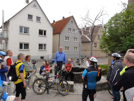 Harald Hepfer von der Christian-Wagner-Gesellschaft Warmbronn begrüßt zur Tour