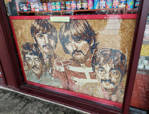 jemand hat aus Jellybeans die Beatles gebaut