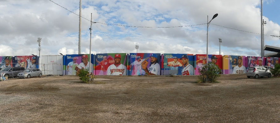 Am Baseball-Stadiol ist die Parkplatzwand mit den besten Spielern der letzten Jahre bemalt
