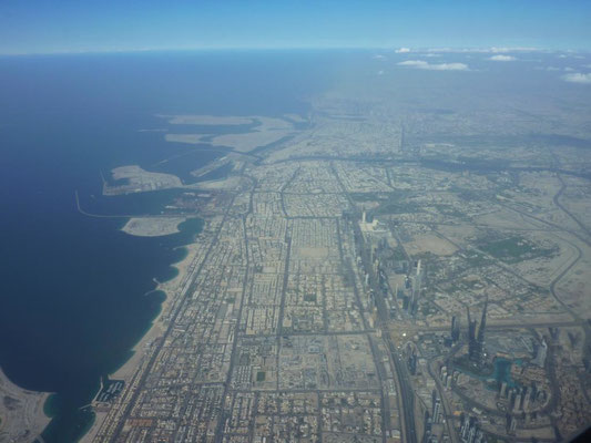 rechts unten Downtown Dubai, links daneben die Sheikh Zayed Road