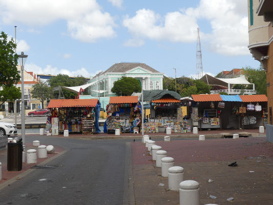 Marktstände am Hafen