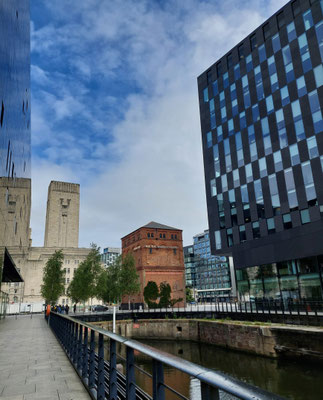 coole Mischung aus neuer und alter Architektur in den Liverpool Docklands