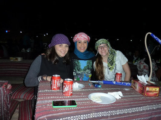 mit Zeina und Sarah im Wüsten-Camp
