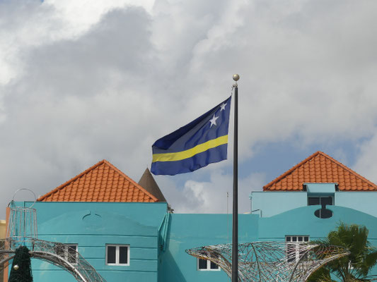 Die Flagge von Curaçao ist sehr wenig einfallsreich, aber sagt alles: blauer Himmel, gelbe Sonne, blaues Wasser, und je ein Stern pro Insel (Curaçao und Klein Curaçao)
