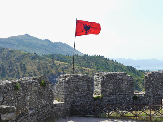 Wir wussten so wenig über Albanien, dass die Fahne jedes Mal aussah wie eine Fahne von Piraten oder Eroberern im Film