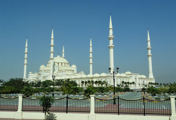 Fujairahs Moschee sieht fast aus wie Abu Dhabis