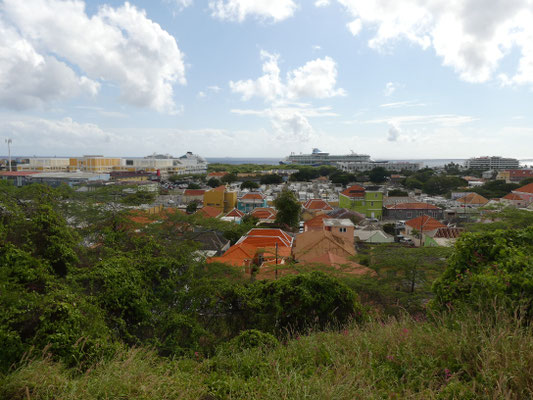 Aussicht über Otrobanda und den Kreuzfahrthafen