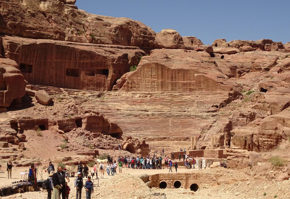 riesiges Theater aus dem Stein gehauen in Petra