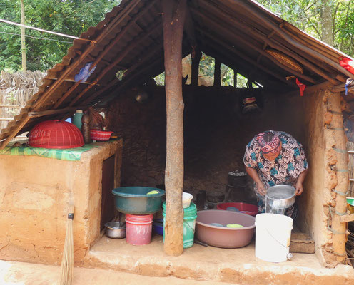 typische Dorfküche - man kocht und spült gemeinsam in einer offenen Küche