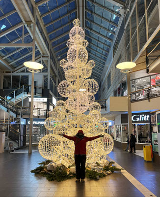 moderner Weihnachtsbaum im Bodøer Einkaufszentrum