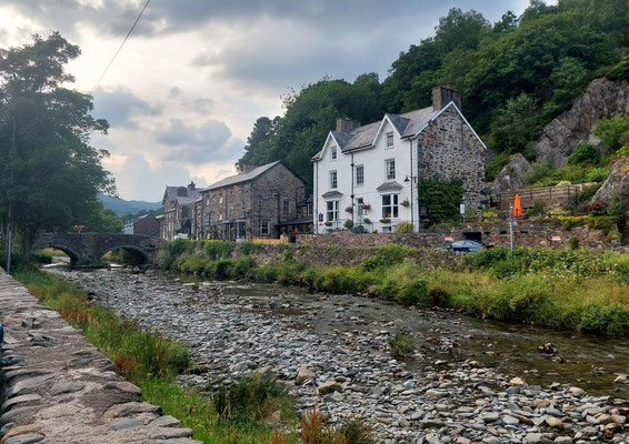 Beddgelert: hier gibt's nicht viel, aber es gilt nun mal als Snowdonias schönstes Dorf