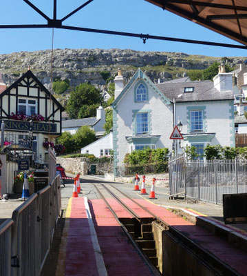 aus Llandudnos Innenstadt geht eine Seilbahn auf den Great Orme