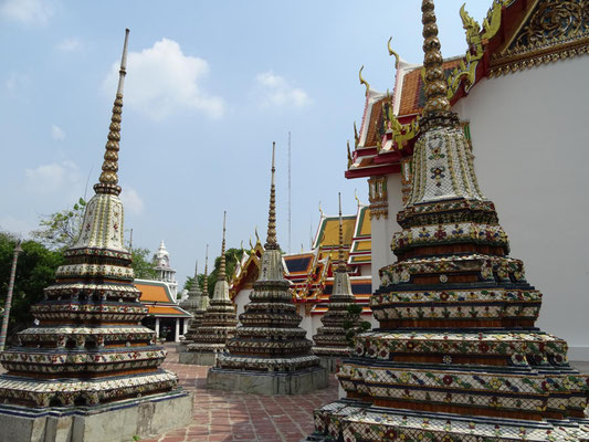 ein paar der 40+ Chedis im Wat Pho