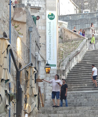 In Dubrovnik gibt es ein Dachterassen-Restaurant und wenn man was bestellt, klingelt der Kellner mit einer Glocke, dann kommt der Kollege aus der Küche, packt das Essen in einen Korb und der Kellner zieht ihn hoch aufs Dach :D 
