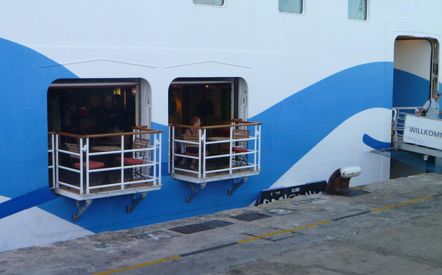 hat unser Schiff doch tatsächlich einen ausklappbaren Balkon im Café auf Deck 3