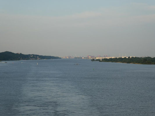 Auslaufen auf der Elbe