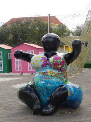 Chichi, die sitzt hier überall rum und symbolisiert die älteste Tochter, die mit den kleineren Kindern der Familie hilft
