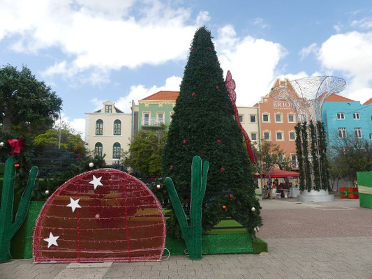 Weihnachtsdeko auf dem Hauptplatz in Willemstad - angepasst mit Kakteen neben dem Tannenbaum