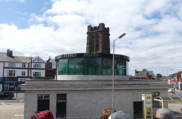 "the shelter in the middle of the roundabout" aus dem Penny-Lane-Lied ist heute ein Café an der Bushaltestelle