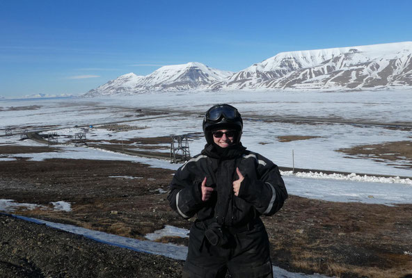 Svalbard auf einen Blick: Schotter-Hauptstraße, Schlittenhundefarm, Minen-Überbleibsel und soo viel Schnee und Eis