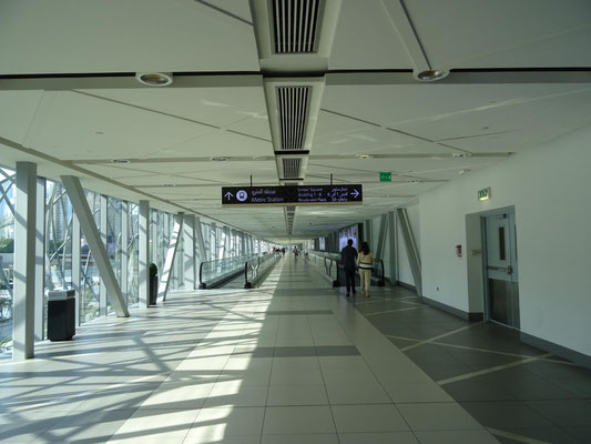 unglaublich lange Wege zwischen Metro und Dubai Mall