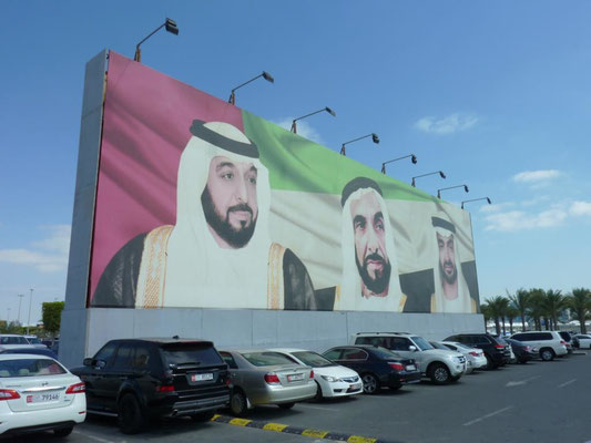 alle lieben die Royal Family: v.l. Staatspräsident Sheikh Khalifa bin Zayed Al Nahyan, Abu Dhabis Emir Sheikh Zayed bin Sultan al Nahyanund Abu Dhabis Kronprinz General Sheikh Muhammed bin Zayed al Nahyan