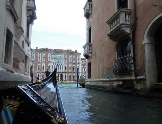 Gondeln durch Venedig