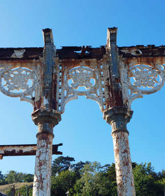 Reste vom alten Llandudno Pier