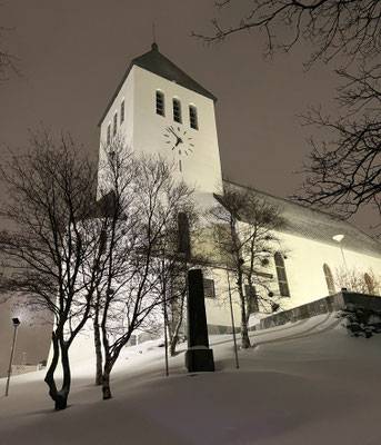 Svolvær Kirche in ganz magischen Farben