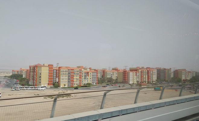 durch die Expo-Metrolinie werden neue Wohngebiete im Hinterland erschlossen...die irgendwie aussehen wie die bunten Häuser am Greifswalder Hafen...