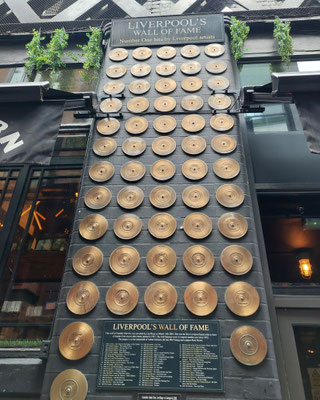 Liverpool Wall of Fame - hier hängen die 58 No.1-Singles aus Liverpool