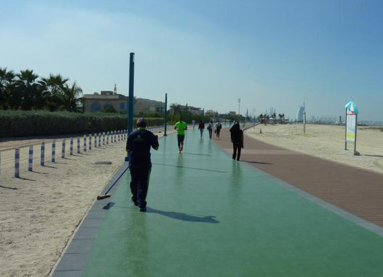 so ein toller Jogging-Weg am Strand, aber wehe ein Körnchen Sand fällt drauf...