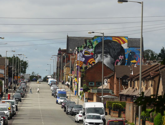in dieser Straße ist Ringo Starr aufgewachsen (das ist er auf der Wandmalerei)
