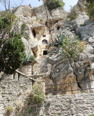 eine Kirche in den Fels gehauen am Marjan Hill