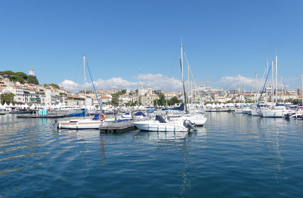 Segelhafen vor der Kulisse von Cannes