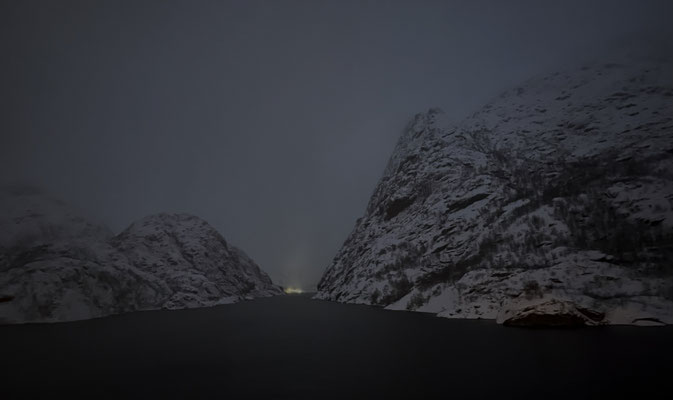 nachts im Schneesturm durften wir nicht in den Trollfjord reinfahren - aber reinschauen konnten wir