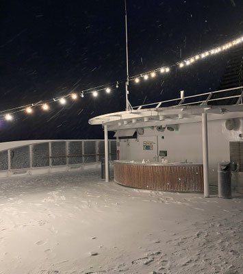Schneemänner kann man offenbar in jedem Alter an Deck bauen