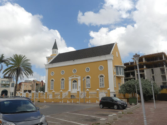 Selbst die Kirchen sind schön gelb