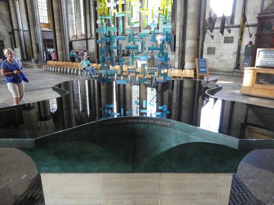 wunderschönes Taufbecken in der Salisbury Cathedral