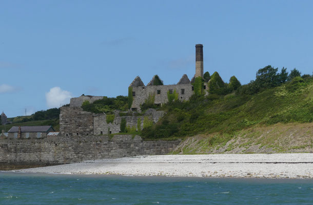 Reste des Flagstaff Quarry Sandsteinbruchs an der Küste bei Beaumaris